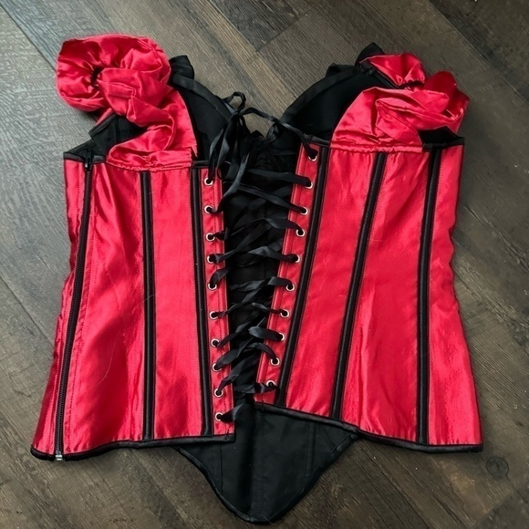 Red &  black gothic style boned corset with ribbon and frilly details M - Picture 4 of 6